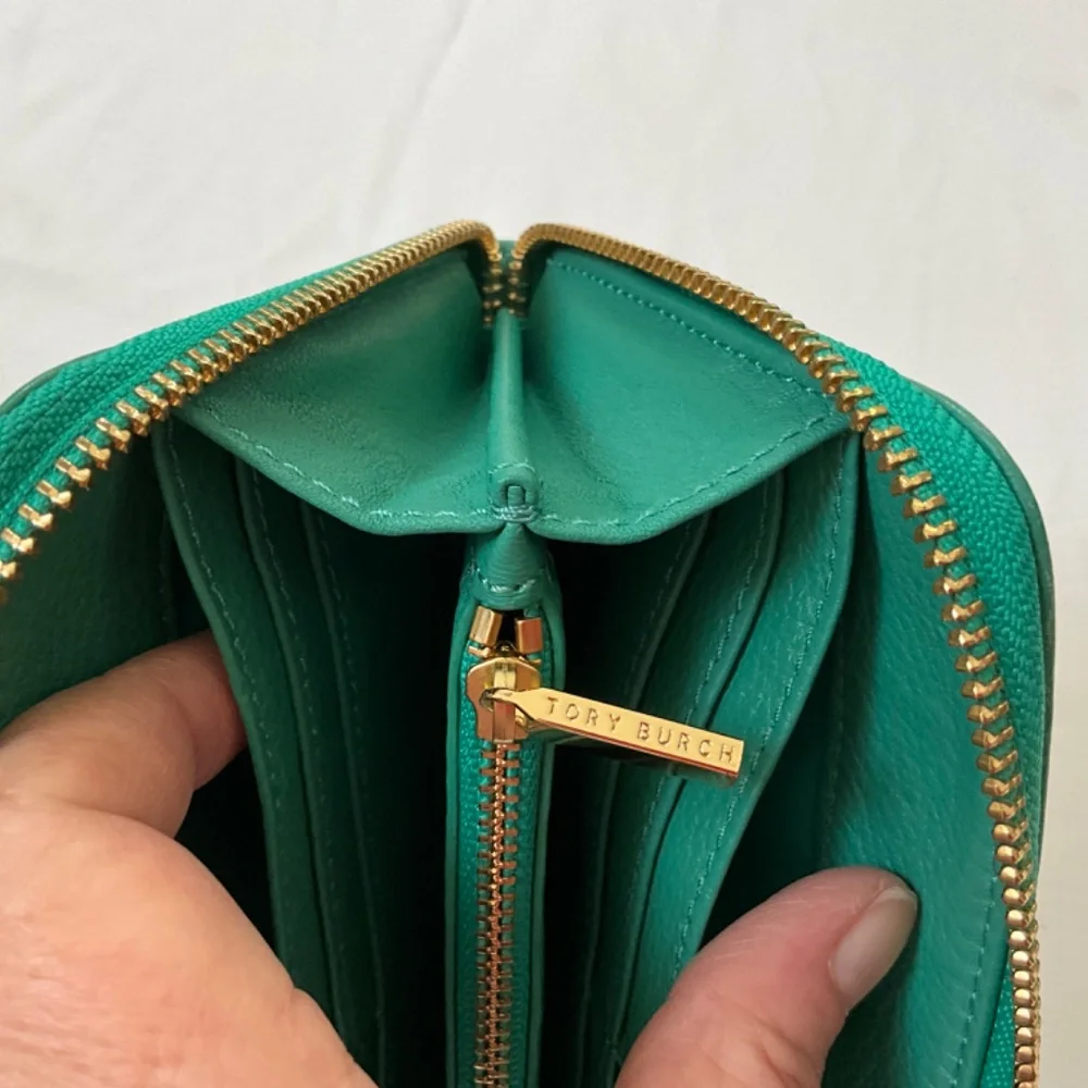 TORY BURCH Vintage Kipp Zippy Wallet Green - Picture 8 of 13